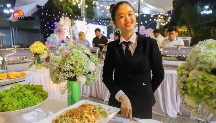 Phục vụ li&ecirc;n hoan, hội nghị, tiệc cưới